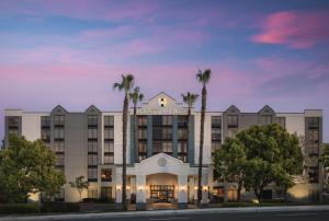 eine Darstellung der Vorderseite eines Hotels mit Palmen in der Unterkunft Hyatt Place Sacramento Rancho Cordova in Rancho Cordova