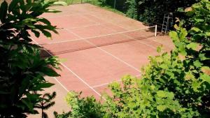 Tenis a/nebo squash v ubytování Le Prieuré Corrèze nebo okolí