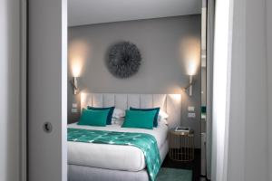 a bedroom with a large bed with green pillows at Hotel Byron in Forte dei Marmi +96 photos