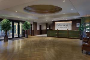 Lobby o reception area sa Doubletree by Hilton Belfast Templepatrick
