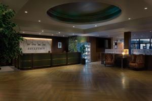 Doubletree by Hilton Belfast Templepatrick的休息区