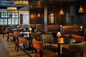 Doubletree by Hilton Belfast Templepatrick的休息区