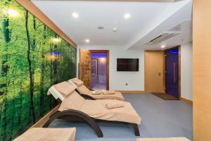 a treatment room with a large green wall at Hotel Boursier 1 & Spa in Istanbul