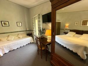 Postel nebo postele na pokoji v ubytování Le Relais Notre Dame