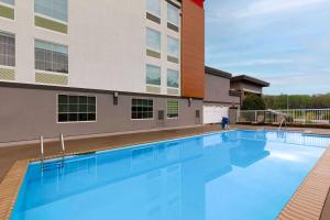 a large swimming pool in front of a building at La Quinta by Wyndham Knoxville Central Papermill in Knoxville