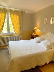 Postel nebo postele na pokoji v ubytování Le Relais Notre Dame + 37 fotografií