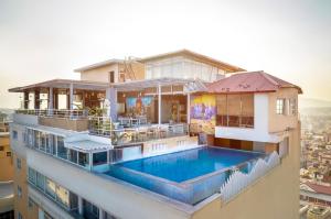 una casa con piscina in cima a un edificio di Hotel Sabrina, Kathmandu a Kathmandu