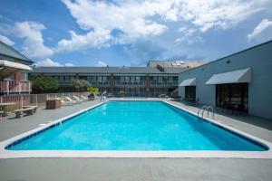 una gran piscina frente a un edificio en Days Inn by Wyndham Mobile I-65, en Mobile