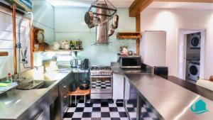 uma cozinha com um fogão e um frigorífico em Treasure Island em Swansea