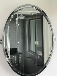 een ronde spiegel aan een muur in een badkamer bij Vineyard Views Rutherglen in Rutherglen