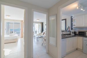 A kitchen or kitchenette at CostaBlancaDreams Nautico in Calpe Még 13 kép
