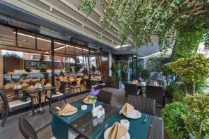 een afbeelding van een restaurant met tafels en stoelen bij Hotel Boursier 1 & Spa in Istanbul