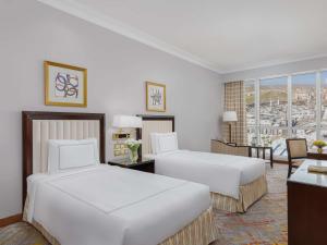Llit o llits en una habitació de Swissotel Al Maqam Makkah