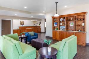sala de estar con 2 sillas verdes y mesa en Comfort Inn & Suites en Temple