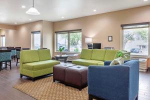 sala de estar con sofás, sillas y mesa en Comfort Inn & Suites en Temple