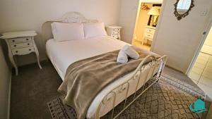 1 dormitorio con 1 cama con 2 toallas en The Pelicans Rest, en Teralba