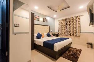 Postel nebo postele na pokoji v ubytování Hotel Akasa Inn Near T2 International Airport Mumbai