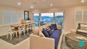 ein Wohnzimmer mit Sofa und Tisch in der Unterkunft The Sanctuary at Catherine Hill Bay in Catherine Hill Bay