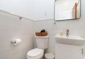 Koupelna v ubytování Lovely 2 Bedroom Apt in NYC