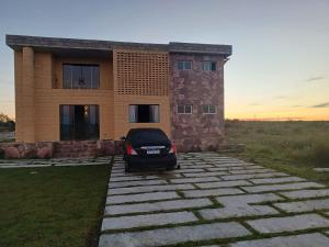 穆库热Casa Concept的停在建筑物前的汽车