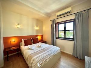 En eller flere senge i et værelse på Vilamoura Central 8 by Homing