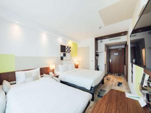 2 camas en una habitación de hotel con sábanas blancas en ibis Styles Warszawa Airport en Varsovia