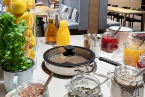 garnek na stole ze słoikami z jedzeniem w obiekcie Heymo 1 by Sokos Hotels w mieście Espoo