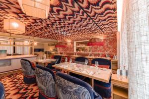 Legacy Hotel Cascais, Curio Collection By Hilton的厨房或小厨房