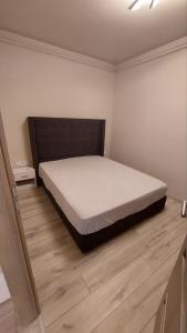 A bed or beds in a room at Hajnal apartman