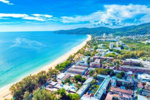 巴東海灘的住宿－Karon Island Boat Boutique Hotel，享有海滩和海洋的空中景致