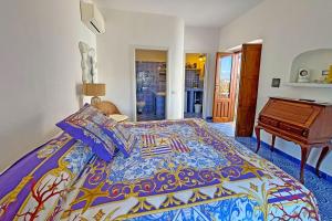 een slaapkamer met een groot bed en een piano bij Casa Corallo in Panarea