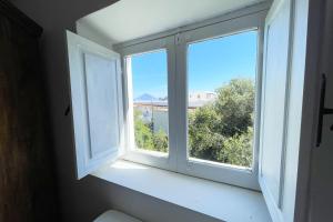een open raam met een witte vensterbank bij Casa Corallo in Panarea