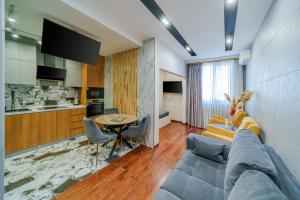 - un salon avec un canapé et une table dans l'établissement Arch Apart Hotel, à Erevan