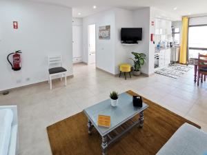 - un salon avec une table et un canapé dans l'établissement Apartment Praia Rocha Vista Mar Sand, à Portimão