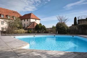 een zwembad in de tuin van een huis bij Hostellerie de la Tour d'Auxois in Saulieu