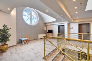 - un hall de bureau avec une fenêtre ronde et des escaliers dans l'établissement Promes Mielno, à Mielno