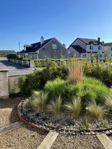 Zahrada ubytování Lilac Lodge - Strandhill Beach House + 23 fotografií