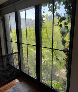 Habitación con ventana con vistas al campo en Luxury Apartment Palermo Hollywood, en Buenos Aires