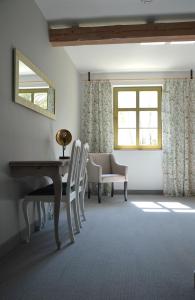 jadalnia ze stołem i krzesłami oraz oknem w obiekcie ZielonoMi w mieście Zieleniak