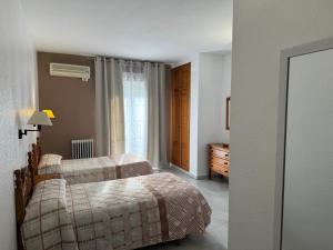 pokój hotelowy z 2 łóżkami i oknem w obiekcie Hotel Mirasol w mieście Órgiva