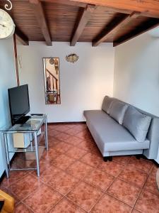 Una sala de estar con un sofá y una mesa de cristal. en Old Town Mezzanine Apartment, en Gdansk