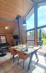 Gallery image of Ferienhaus am See (1 bis 4 Personen), Tretboot, Sauna, Whirlpool, Kamin in Twist +13 photos