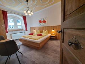 a bedroom with a bed and a chair in it at Winzerschenke in Beilstein