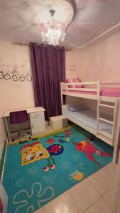 阿加迪爾的住宿－Well-furnished apartment i Agadir!，一间设有两张双层床和地毯的房间