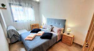 una camera da letto con un letto con due cuscini sopra di Sunny Apartment a Daimuz