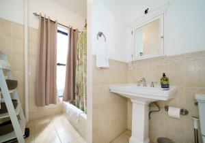 y baño con lavabo y ducha. en Spacious 1 Bedroom Unit in Prime Location, en Nueva York