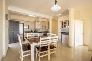 une salle à manger avec une table et des chaises dans une cuisine dans l'établissement Saints View Resort Unit 20, à Uvongo Beach