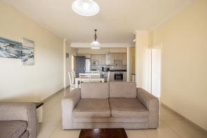 - un salon avec un canapé et une table dans l'établissement Saints View Resort Unit 20, à Uvongo Beach
