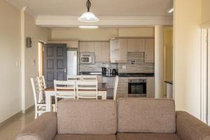 - une cuisine avec un canapé, une table et des chaises dans l'établissement Saints View Resort Unit 20, à Uvongo Beach