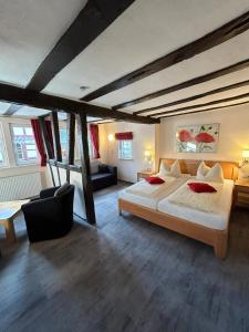 1 dormitorio grande con 2 camas y sofá en Winzerschenke, en Beilstein